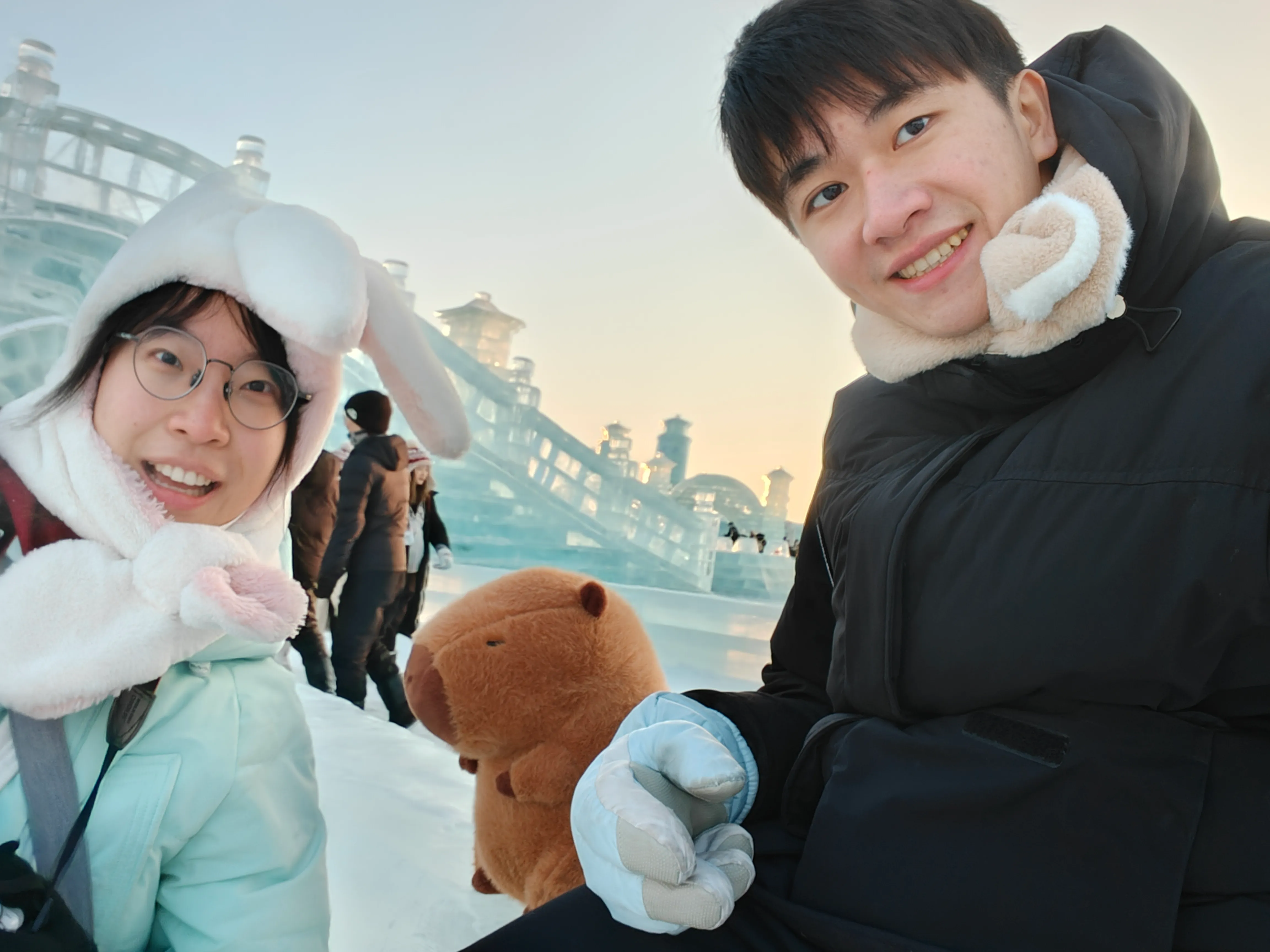 '在冰雪世界玩耍。''