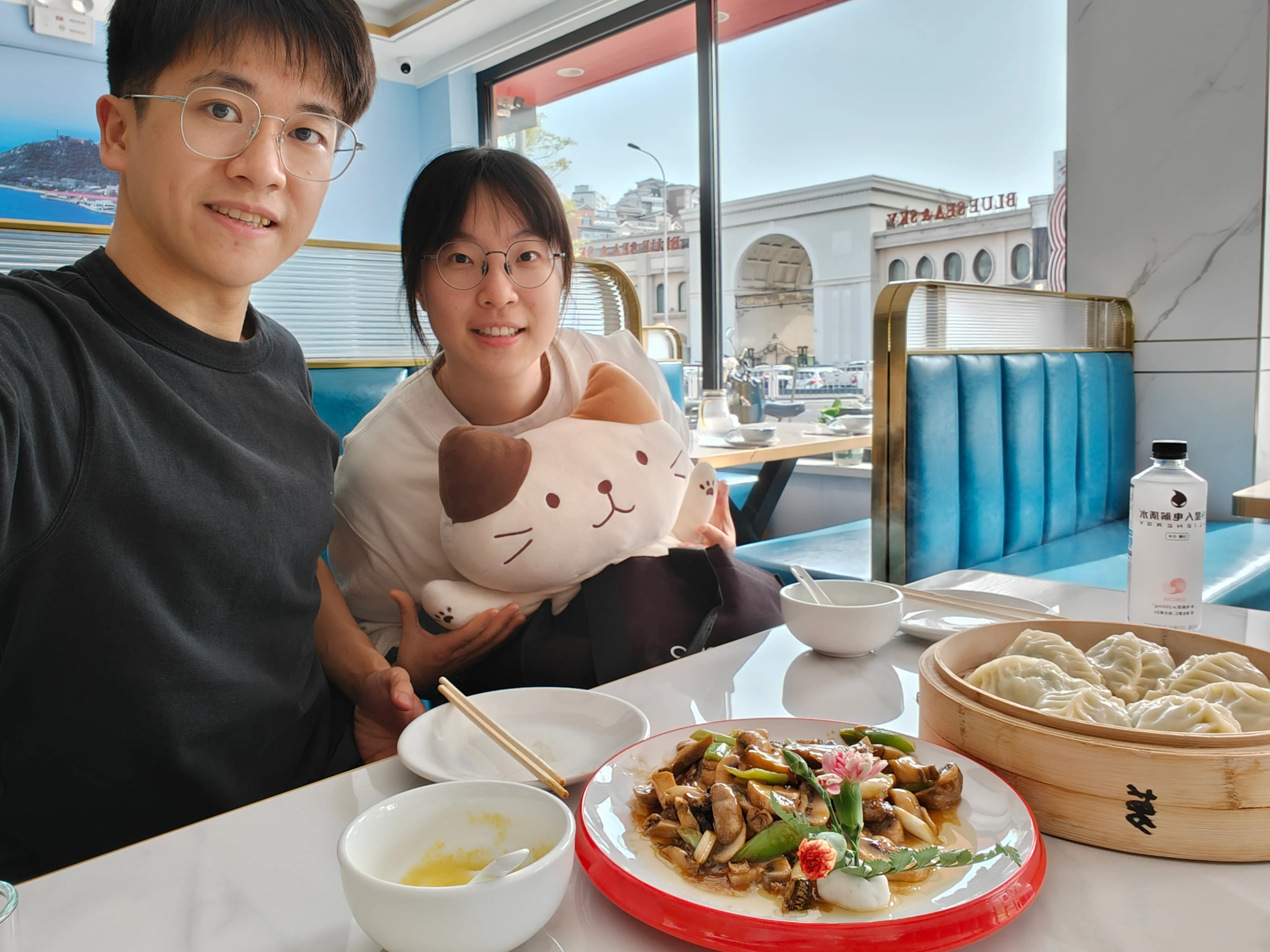 刚到大连，带着猫咪在酒店旁边吃海鲜。