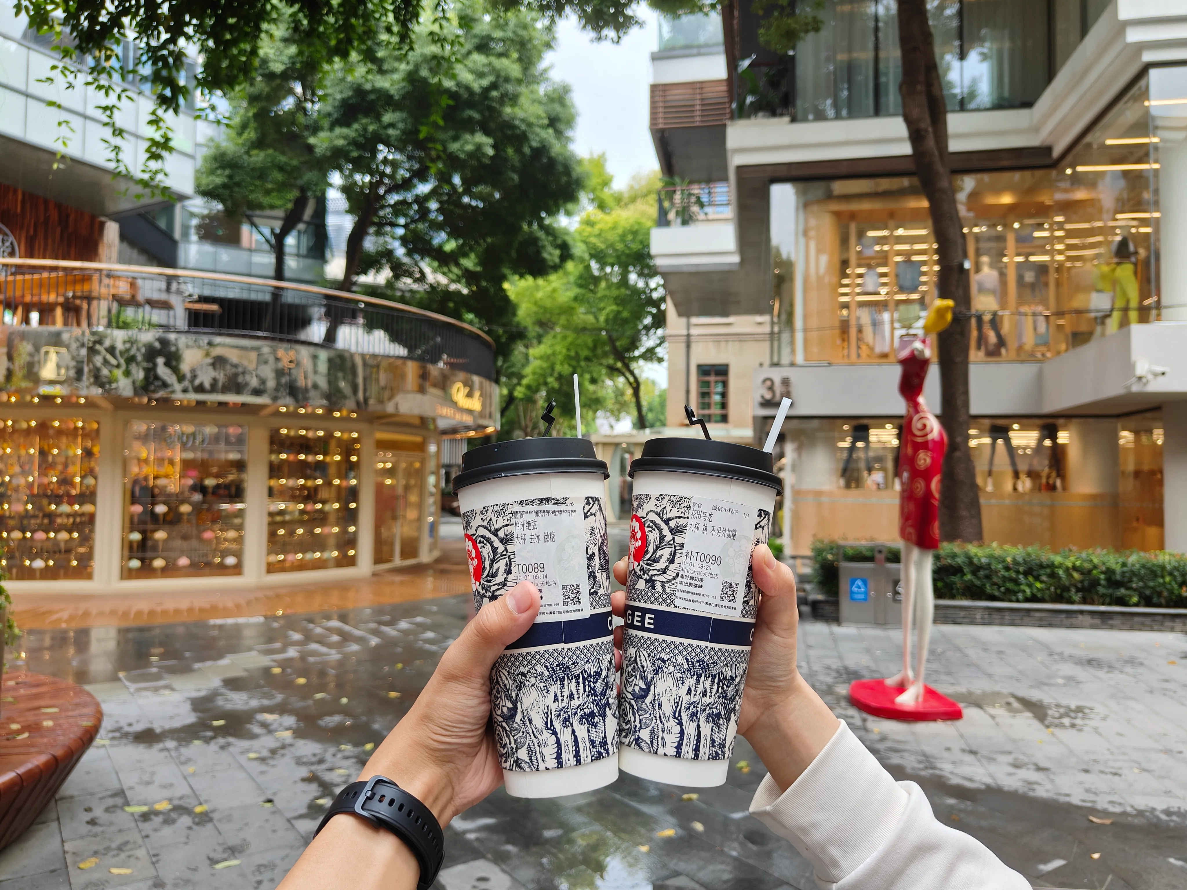 在武汉新天地买霸王茶姬。