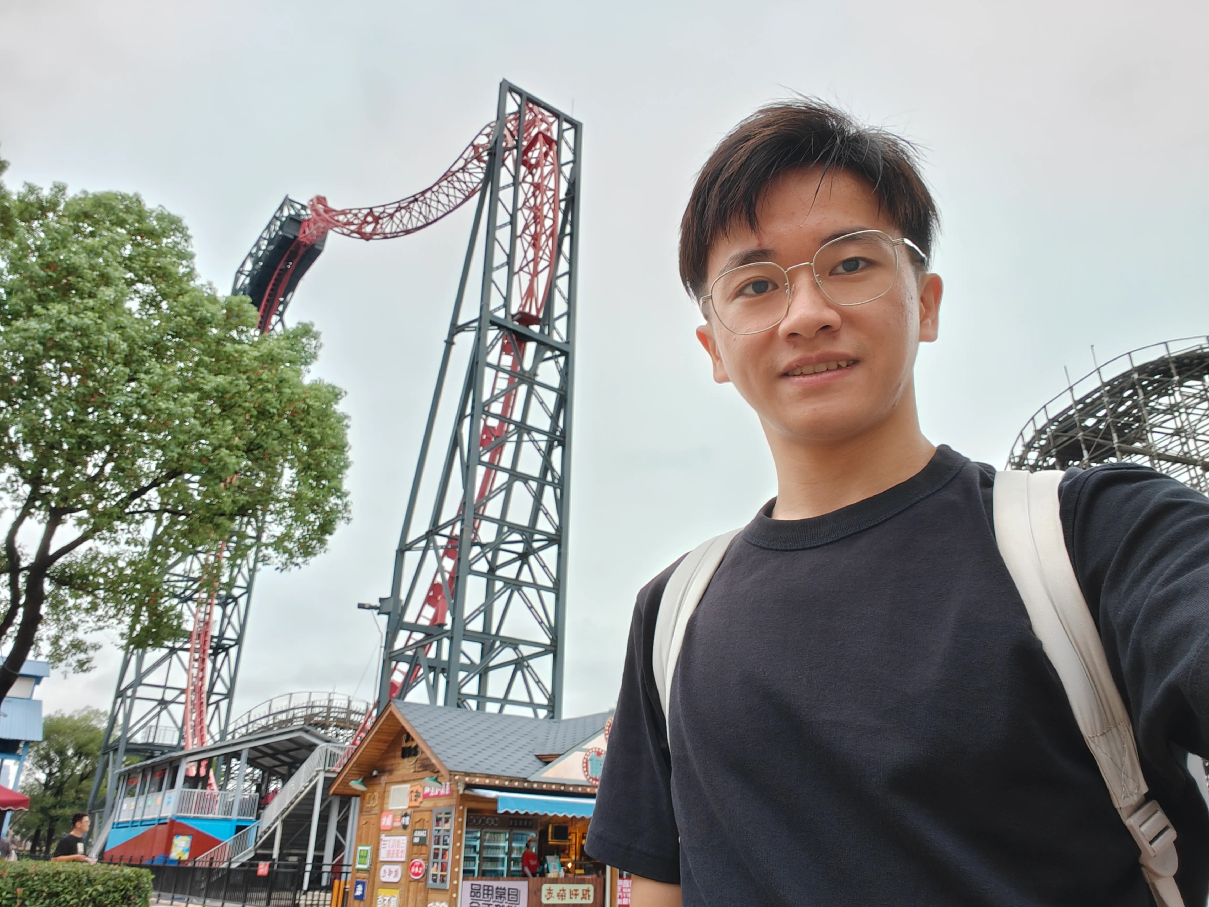 在武汉欢乐谷玩耍。