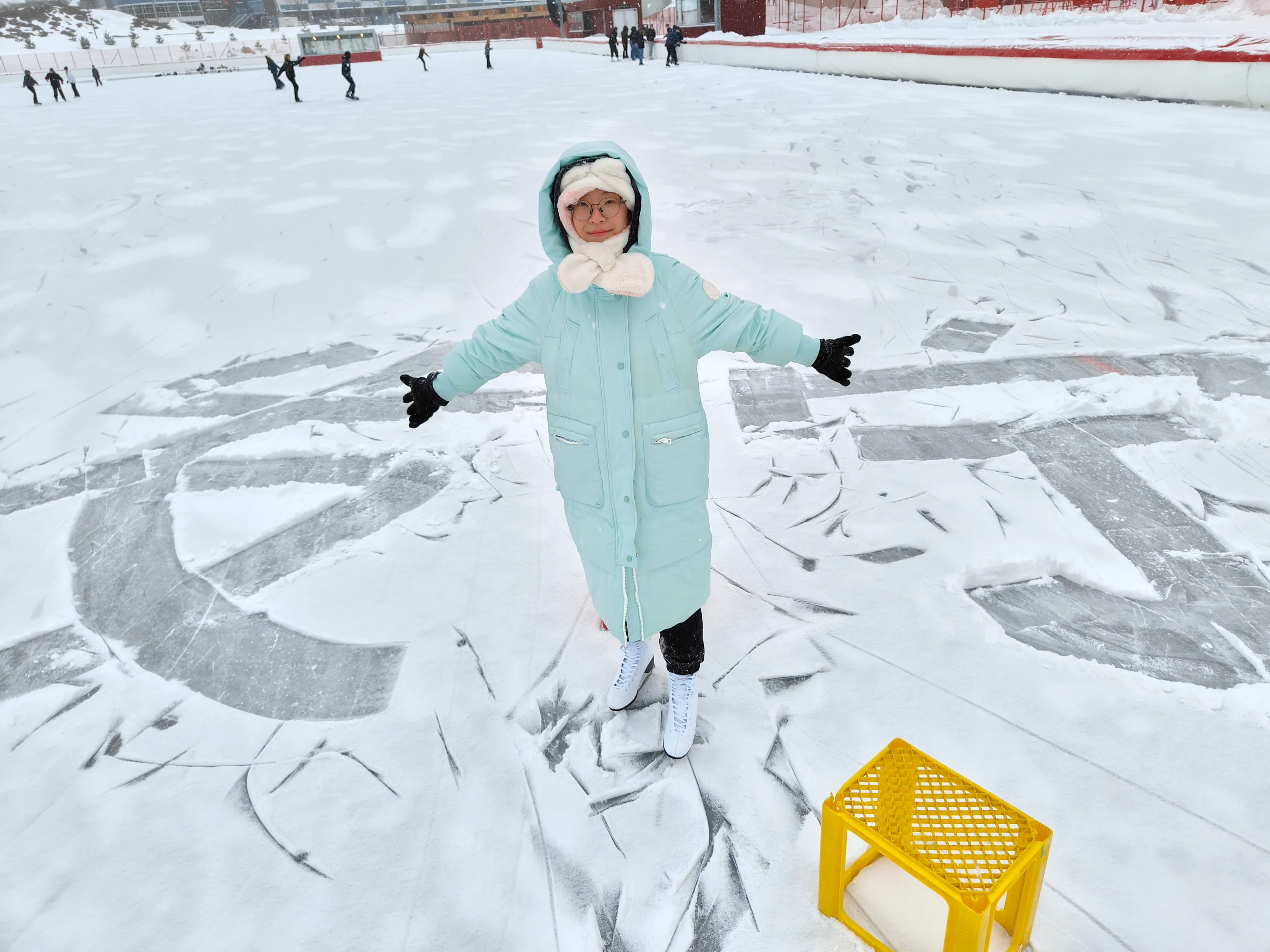 跟 00 在我家旁边的免费溜冰场写字