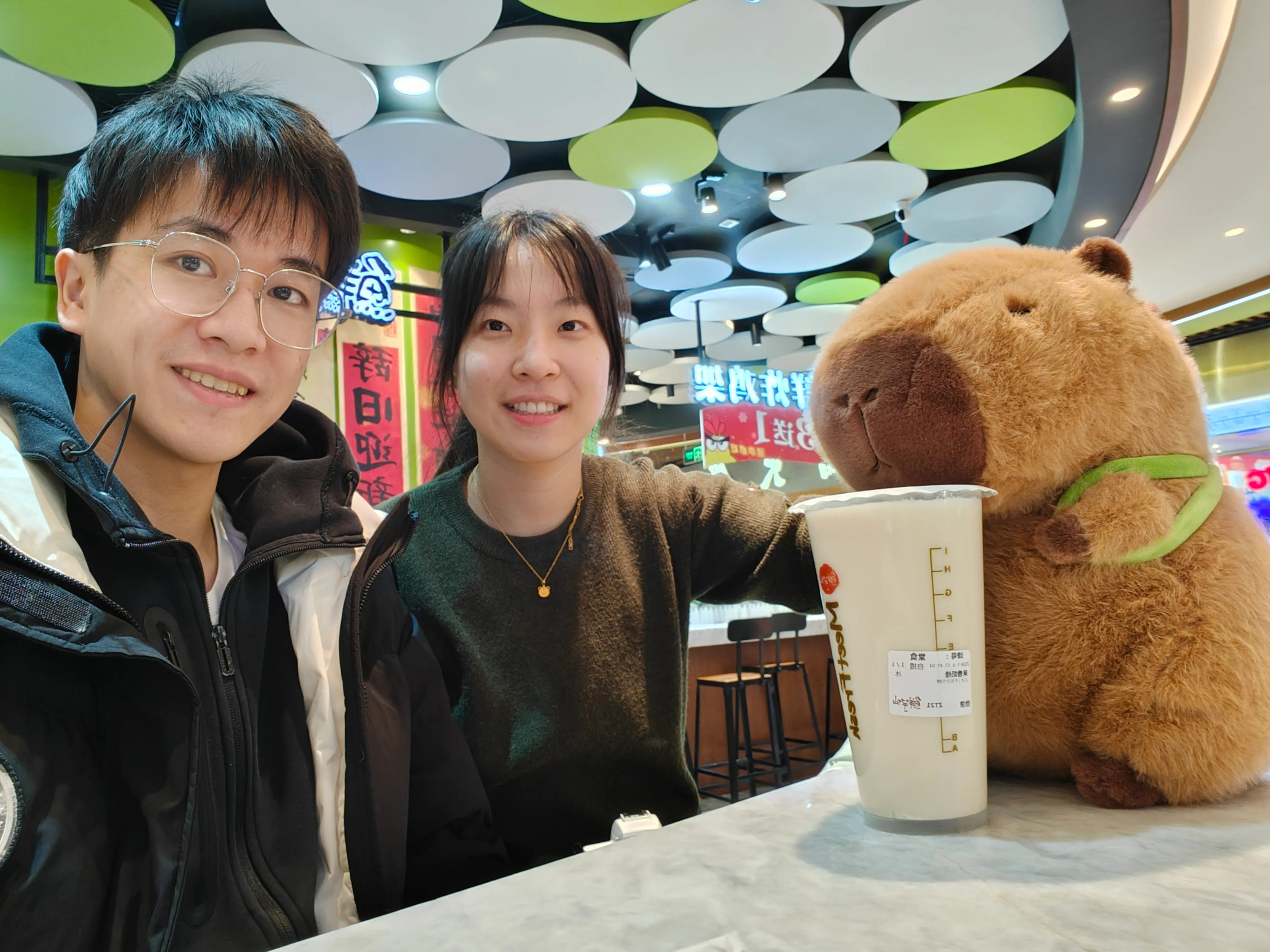 在哈尔滨中央大街刚买完猪猪在旁边一个商场负一楼休息。