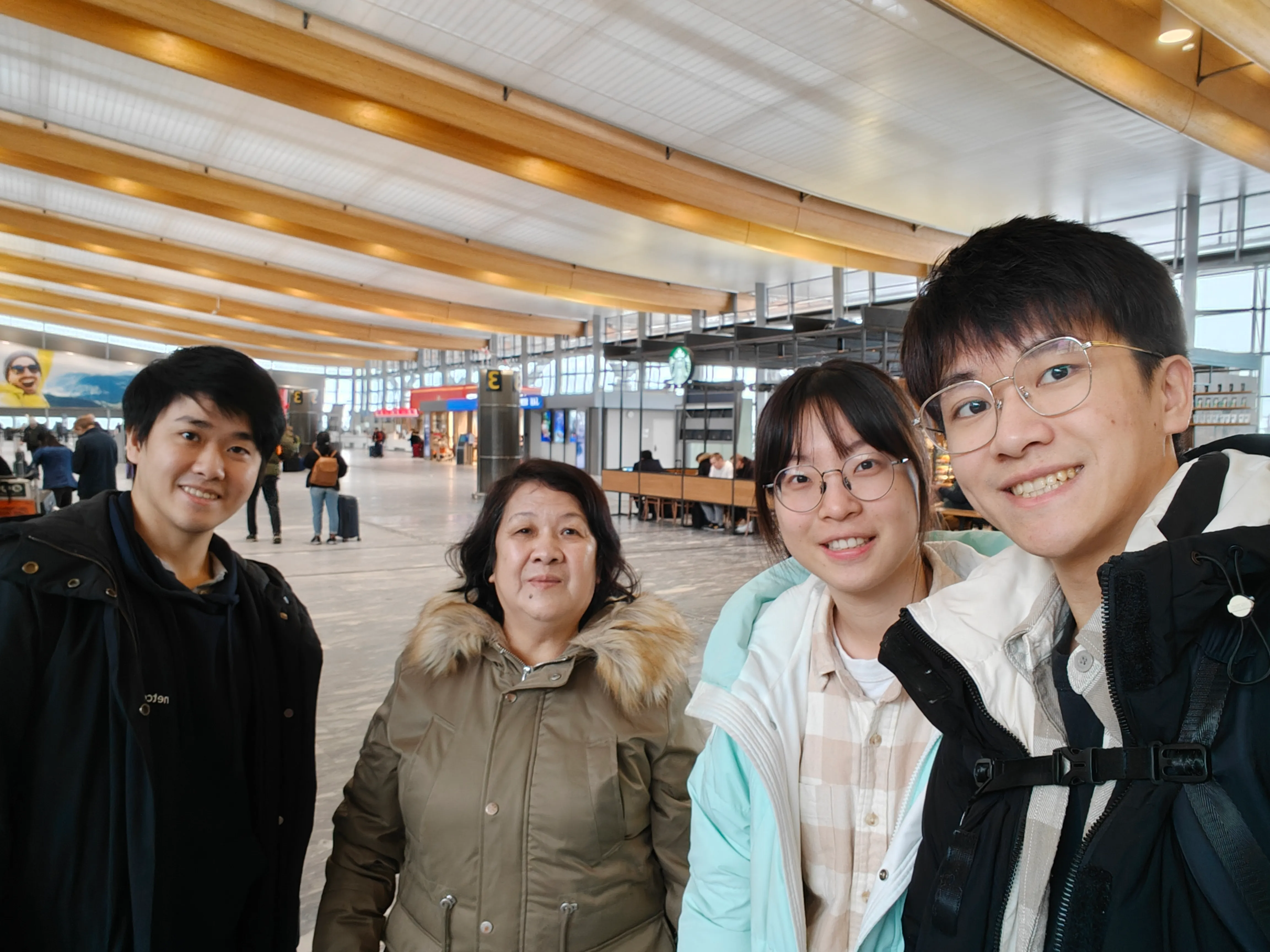 挪威过完春节后跟家人在机场道别