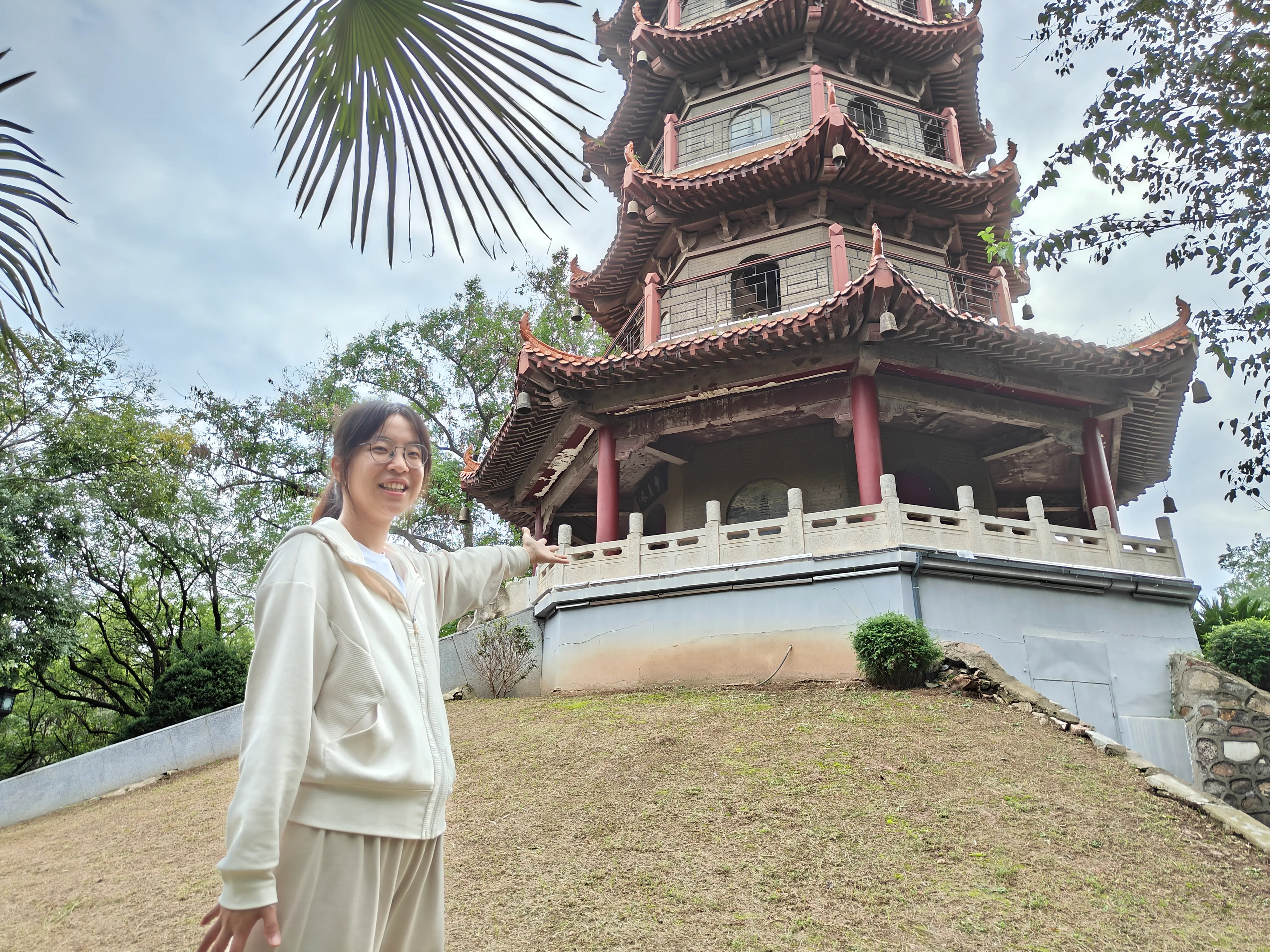 解放公园中间的一个很多塔的地方。