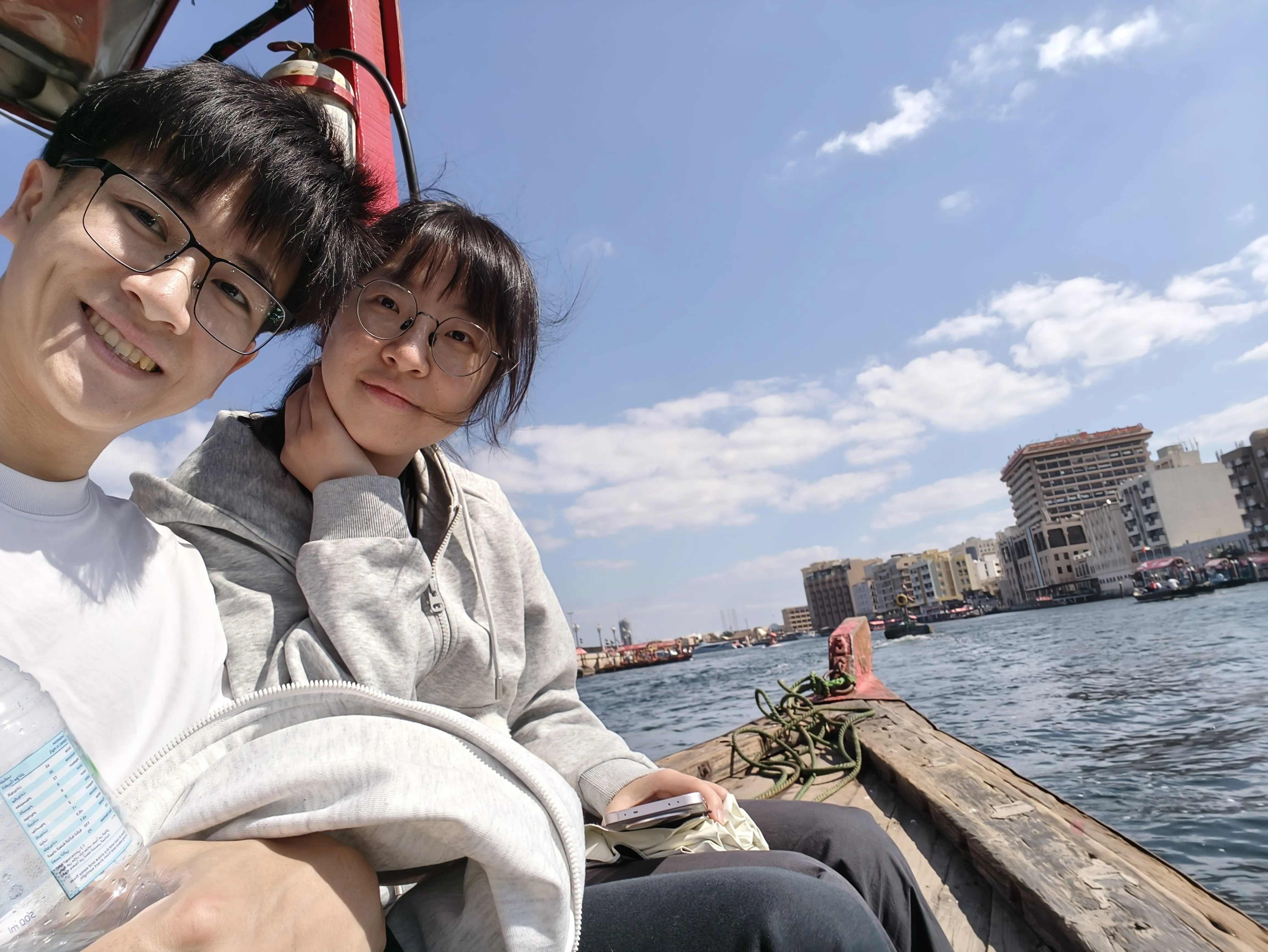 从黄金市场和香水市场坐船回来。