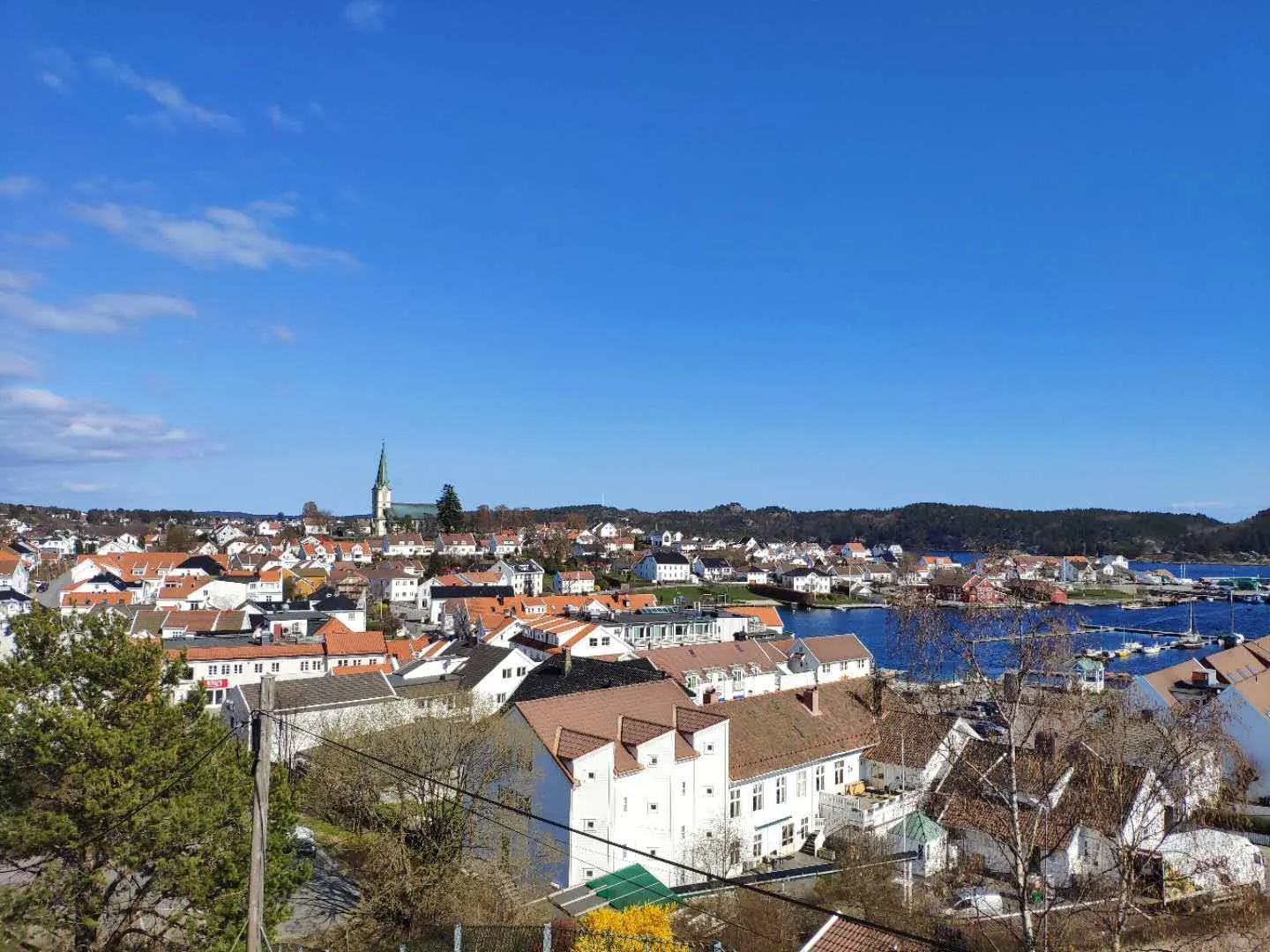 Lillesand，挪威南边的一个沿海小镇，人口大约一万。我出生长大的地方，到本科来清华才离开的。